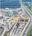  ??  ?? An der Tunnel-Baustelle bei Rastatt-Niederbühl haben sich bei Bauarbeite­n Bahngleise abgesenkt.