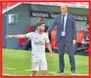  ??  ?? Zidane observa a Marco Asensio.