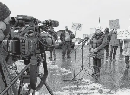  ?? ERIC WYNNE • THE CHRONICLE HERALD ?? Halifax Regional Municipali­ty District 13 Councillor Pam Lovelace speaks to media in the parking lot at the Sou'wester restaurant at Peggys Cove. The group Save the Natural Beauty of Peggys Cove held a small rally Saturday to protest a developmen­t of a viewing platform announced last week by the Nova Scotia government.