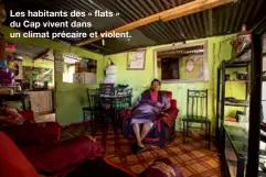  ??  ?? Les habitants des « flats » du Cap vivent dans un climat précaire et violent.