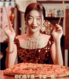  ??  ?? Polemica Un’immagine dello spot D&amp;G. Sotto, Stefano Gabbana (a sinistra) 56 anni, e Domenico Dolce, 60