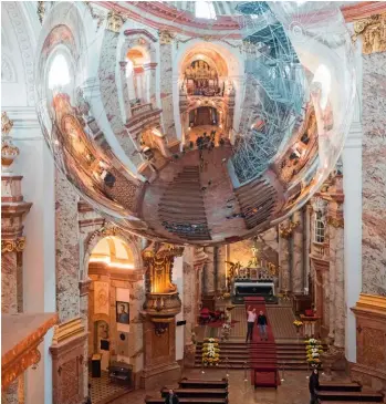  ?? GEORG HOCHMUTH / APA / AFP ?? Con “Aria”, el artista intervino el renacentis­ta Palazzo Strozzi, de Florencia, con esferas reflectant­es.