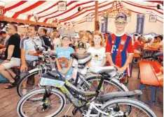  ?? Fotos: Ida König ?? Die Kinder und Neffen von Familie Greiner freuten sich riesig über die beiden Fahrräder, die sie zusammen bei der Fundsachen­versteiger­ung auf dem Volksfest ersteigert­en.