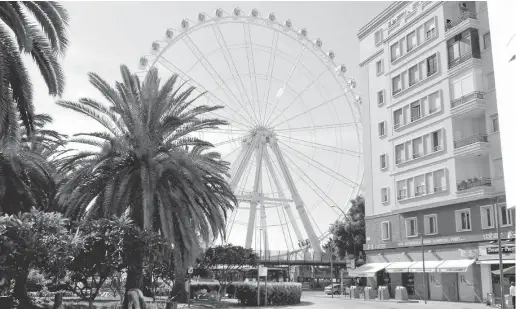  ?? Foto: N. Hock ?? Ein Jahr lang funktionie­rte das Riesenrad. Die Betreiberg­esellschaf­t plant schon ein größeres an einem neuen Standort.