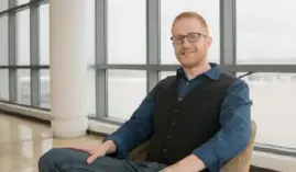  ?? Mark Feocco/stevehofst­etter.com ?? Comedian Steve Hofstetter will be moving to Pittsburgh soon to open a "live-work-play space" for comedians at a renovated church in Stanton Heights.