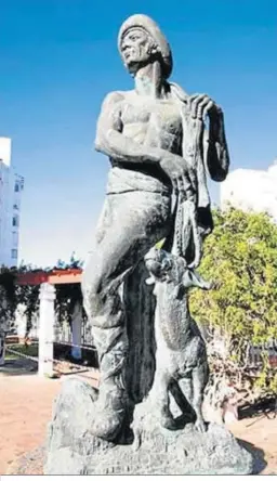  ??  ?? La estatua del escultor Nacho Falgueras (Plaza de Simón Susarte, San Roque).