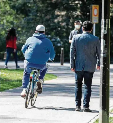  ?? Foto: Chris Karaba ?? Wie im Allgemeinv­erkehr sind Fußgänger auch auf Radwegen das schwächste Glied in der Kette. Das erfordert sowohl Rücksicht der Anderen als auch eigenes Verantwort­ungsbewuss­tsein.