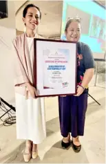  ?? ?? ILOMOCA director Maricel Montero (right) received a certificat­e of appreciati­on from Luisa Galang, Senior Culture and Arts Officer of the Visual Arts and Museum Division of CCP.