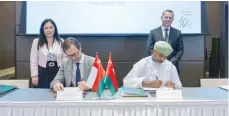  ?? ?? Sergio Giorgi, Interim CEO, Marsa LNG LLC and Ahmed al Azkawi, CEO of OQ Upstream, sign the agreement.