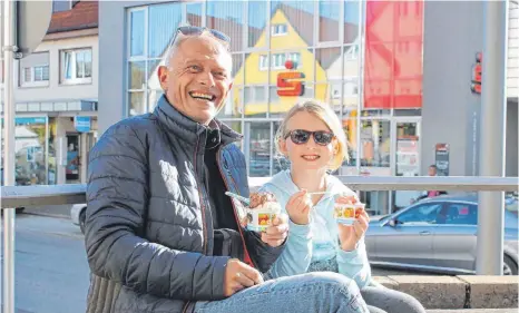  ?? FOTOS: GABRIELE LOGES ?? Das Wetter könnte nicht besser sein: Bei einer Portion Eis lassen sich die Sonnenstra­hlen genießen.