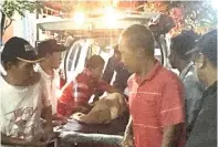  ?? EDI SUDRAJAT/JAWA POS ?? BERDUKA: Jenazah diturunkan dari ambulans begitu tiba di rumah duka.