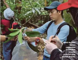  ??  ?? MOHD Norfaizal
(kanan) menjalanka­n penyelidik­an
terhadap tumbuhan yang dijumpai di hutan.