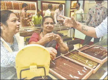  ?? ANSHUMAN POYREKAR/HT PHOTO ?? Women buy gold at a store in Kalbadevi on Friday. The price of gold has come down recently so Dhanteras sales are expected to skyrocket