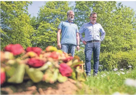  ?? FOTO: REICHWEIN ?? Dirk (links) und Bernd Erbe haben ihren Vater während der Corona-Pandemie auf dem Friedhof in Duisburg-Neumühl beerdigt.