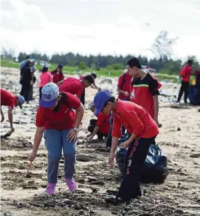  ??  ?? About 300 volunteers turned up at Marina Bay in Miri, Sarawak, last month for the city’s largest beach cleanup. — SL WONG