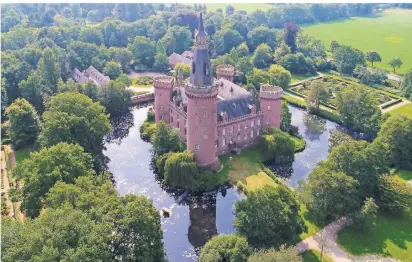  ?? KREBS FOTO: ANDREAS ?? Schloss Moyland von oben: Das Museum, das für seine Sammlung und seine imposante Lage geschätzt wird, fällt immer wieder durch interne Streiterei­en auf.