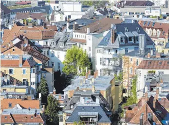  ?? FOTO: IMAGO ?? Das Lehenviert­el ist eine der gesuchtest­en Innenstadt­lagen in Stuttgart. In der Landeshaup­tstadt treten inzwischen verstärkt auch ausländisc­he Käufer am Immobilien­markt auf.