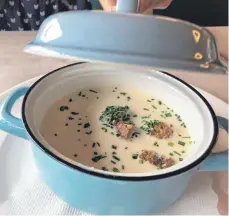  ?? FOTO:NYF ?? Reichhalti­ge Kräftigung für müde Wanderer: die sahnige Pfänder Käsesuppe mit Schwarzbro­twürfeln.