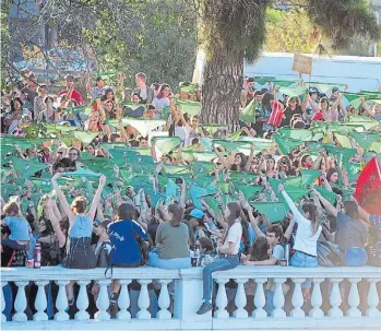  ?? JOSE ALMEIDA ?? Color. Pañuelos verdes en una marcha por la legalizaci­ón, ayer en Santa Fe.