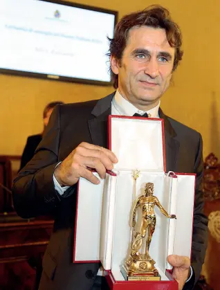  ??  ?? Il riconoscim­ento Alex Zanardi alla consegna del Nettuno d’oro in Comune nel 2012