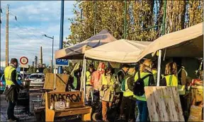  ??  ?? En bloquant les routes, les «gilets jaunes» mettent des boutiques en péril.