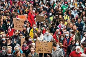  ??  ?? La manifestat­ion visant à réclamer davantage de moyens en faveur des personnels soignants a été très suivie, mardi après-midi, à Nantes. Entre 5 500 personnes, selon la préfecture, et 10 000 personnes, selon les syndicats ont défilé au centre-ville.