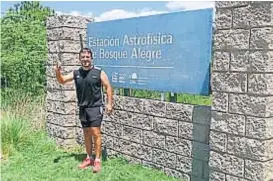  ??  ?? En Córdoba. Marcos en las sierras, cercanas a Alta Gracia, donde vive. El entrenamie­nto para sus altos sueños de montaña es intenso.