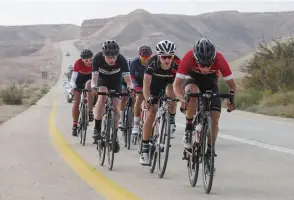  ??  ?? ABOVE
Heads down: Gran Fondo riders tackle the headwind