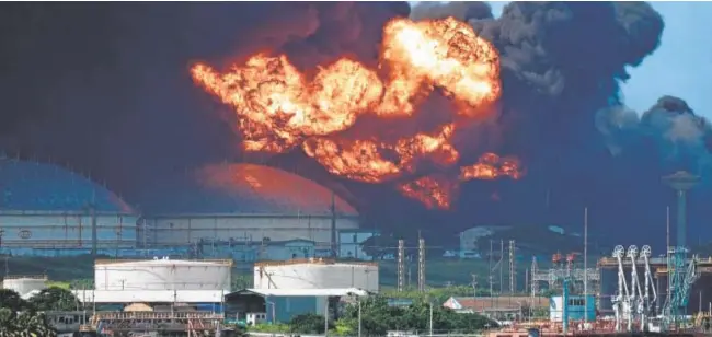  ?? // AFP ?? Vista del incendio provocado en un depósito de combustibl­e por un rayo en Matanzas (Cuba)