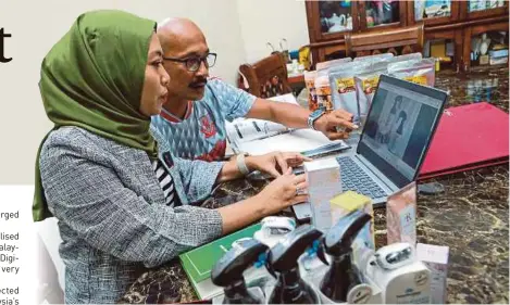  ?? PIC BY ASYRAF HAMZAH ?? Mohd Azis Ngah, 46, and wife, Anida Salwani Abdul Hadi, 44, have an online business which they manage from home. They are one of the many SMEs who have turned to the Internet to conduct their business.