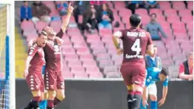 ?? AFP ?? Lorenzo de Silvestri señala al cielo luego de anotar el gol que sentenció el partido en San Paolo: Nápoles 2-Torino 2.