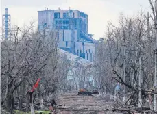  ?? FOTO: IMAGO ?? Das belagerte Asow-Stahlwerk in Mariupol: Seit ein paar Tagen geht die Rettung von ukrainisch­en Zivilisten voran.