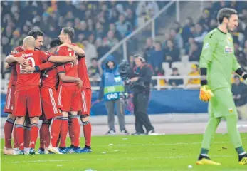  ?? FOTO: DPA ?? Die Münchner Spieler jubeln über das 2:0, Athens Torwart Vassilis Barkas ist enttäuscht.