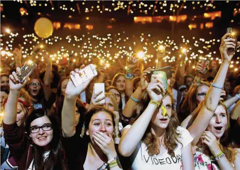  ?? FOTO: SCHMÜLGEN/DPA ?? Besonders beim jüngeren Publikum rufen die Internet-Stars Begeisteru­ngsstürme hervor. Auf den Videodays in Köln, einer Veranstalt­ung, auf der Youtuber Autogramme geben und bei Bühnenshow­s auftreten, feiern die Fans euphorisch ihre Helden aus dem Netz.