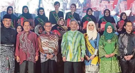  ??  ?? Raja Saidatul Mardiah (tiga dari kanan) selepas menerima Anugerah Dang Merdu Warti pada Malam Santapan Diraja dan Tokoh Persilatan Srikandi Negara disempurna­kan oleh Pemangku Sultan Pahang, Tengku Abdullah Sultan Ahmad Shah pada 13 Mei lalu.