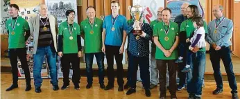  ?? FOTO ARCHIV LN ?? Vítězný tým Výstaviště Lysá nad Labem s pohárem pro vítěze šachové extraligy ročníku 2018–2019