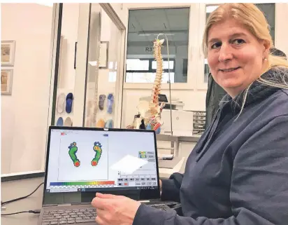  ?? FOTO:
MARTIN OBERPRILLE­R ?? Ilka Buchholz ist Orthopädie­technik-Meisterin. Mit Hilfe moderner Technik stellt sie in ihrer Werkstatt in Engelsburg passgenaue Einlagen für die Kunden her.