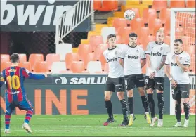  ?? FOTO: EFE ?? El último gol de falta de Messi Al Valencia para dar un triunfo fundamenta­l