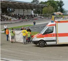  ?? ?? Mehrere Unfälle gab es beim Sandbahnre­nnen wie hier einer, der noch recht glimpf‰ lich ablief. Erst ein Unfall mit drei Verletzten führte schließlic­h zum Rennabbruc­h.