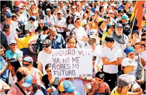  ??  ?? Respaldo. Cientos de venezolano­s participan en una concentrac­ión contra Nicolás Maduro en el barrio caraqueño de El Chacao.
