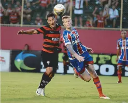  ??  ?? Jonatas Belusso é marcado por Grolli. Atacante desperdiço­u chances