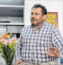  ?? CARLOS ORTEGA / EFE ?? Bogotá. Helmut Angulo, hijo de pareja secuestrad­a, habla sobre el tema.