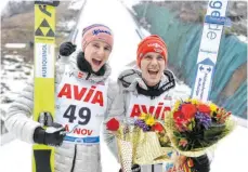  ?? FOTO: ALEX NICODIM / IMAGO IMAGES ?? „Ich bin absprungst­ark, das ist mein größter Bonus, und den kann ich auf den kleinen Schanzen besonders gut ausspielen“: Rasnov-Sieger Karl Geiger (li.) mit Stephan Leyhe.