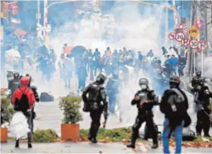  ?? AFP ?? Protesta cerca de la residencia presidenci­al en Bogotá