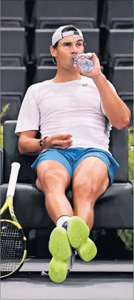  ??  ?? SENTADO. Nadal descansa durante uno de sus últimos entrenamie­ntos.