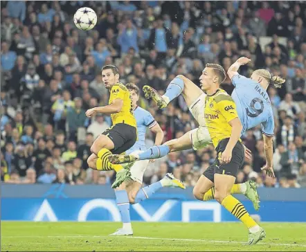  ?? Foto: AP ?? Así marcó Haaland el acrobático gol que dio la victoria al Manchester City contra el Borussia Dortmund