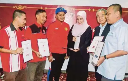  ??  ?? Bibi bersama sebahagian penaja The Red Warriors pada majlis menandatan­gani kontrak penajaan semalam.