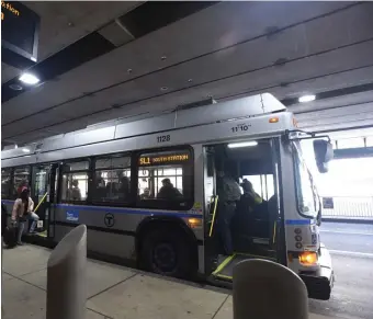  ?? FAITH NINIVAGGI / HERALD STAFF FILE ?? TIMESAVER: Silver Line travel times are expected to drop during a pilot program that will allow buses to use a previously-restricted state police on-ramp near the Ted Williams Tunnel.