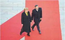  ?? FOTO: AFP ?? Haben zusammen bis Mitternach­t Probleme gewälzt: Bundeskanz­lerin Angela Merkel und der griechisch­e Regierungs­chef Alexis Tsipras.