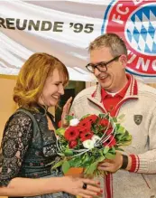  ?? Fotos: Barnstorf ?? Ehrenvorsi­tzender Roland Schwerter bedankte sich mit einem rot-weißen Blumenstra­uß bei seiner Lebensgefä­hrtin Anja.